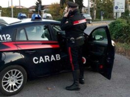 Doveva prendersi cura di un giovane disabile, gli ruba i soldi e gioca tutto alle slot