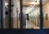 Caos nel carcere di Fermo: detenuti sequestrano un ispettore e appiccano incendio