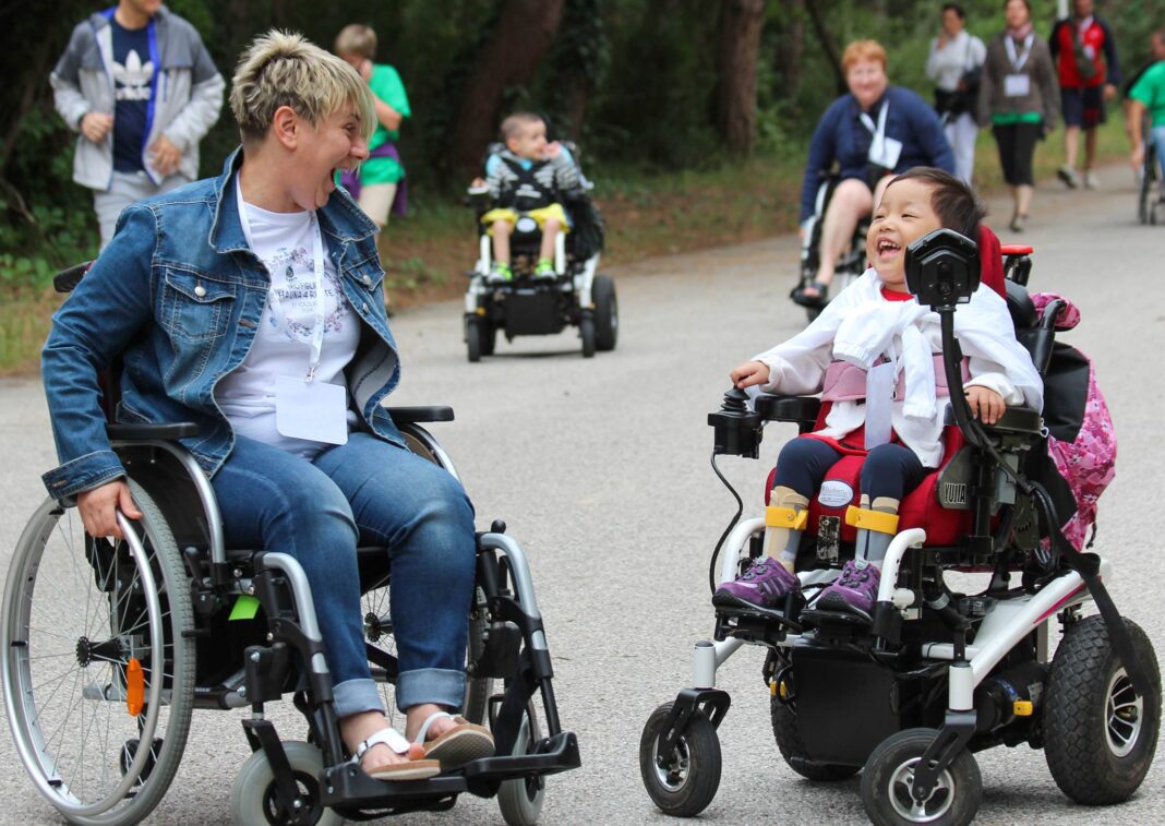 Ancona, lo sfogo di una mamma: "Mia figlia in carrozzina, con le amiche in Centro per il compleanno, rimasta fuori da tutti i negozi"