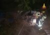 Esce di strada e schianta contro due alberi, muore un giovane di 19 anni. Era di Vallefoglia Vola col camion giù per la scarpata: salvato dai vigili del Fuoco di Pesaro dopo ore d'ansia