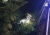 Tragedia sfiorata a Fano: auto con tre ragazzi a bordo vola dalla strada e precipita nel fiume in secca