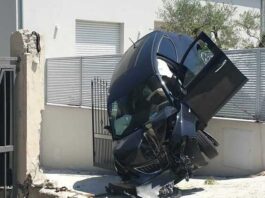 Perde il controllo dell’auto e vola sulla cancellata di una casa. Arriva l’eliambulanza