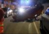 Tremendo botto nella notte: travolge tre auto parcheggiate e si ribalta. Trentenne miracolato. Residenti furiosi in strada Tremendo botto nella notte: travolge tre auto parcheggiate e si ribalta. Trentenne miracolato. Residenti furiosi in strada
