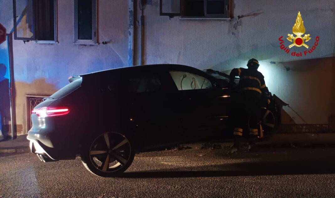 Osimo, auto di lusso si abbatte contro una casa. Inagibile parte dell'edificio a causa del buco creato dallo schianto
