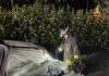 Incidente choc nella notte, auto distrutta contro cancello