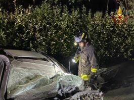 Incidente choc nella notte, auto distrutta contro cancello