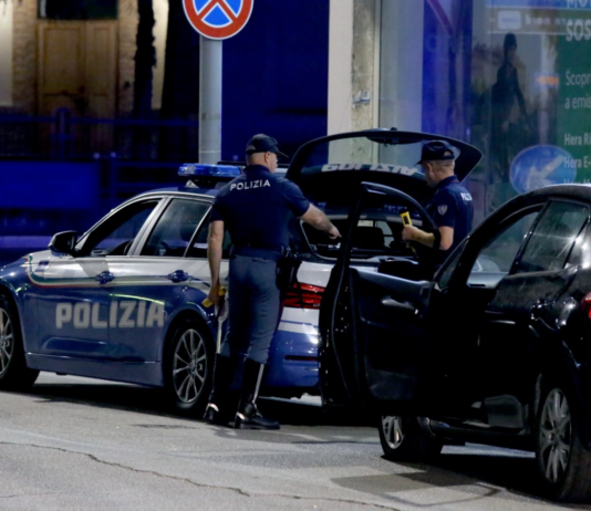 Fa una storia su Instagram con il video delle auto della Polizia e il suo commento “Macchine di m.”: denunciato