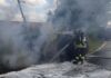 Urbino. Perde il controllo dell’auto e urta un palo della luce: auto a fuoco, conducente illeso