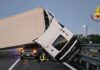 Falconara. Incidente in autostrada, un tir si ribalta: coinvolta anche un’autovettura. Quattro feriti