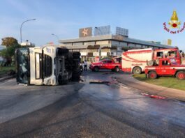 San Benedetto. Tir si rovescia alla rotatoria: conducente ferito, traffico in tilt