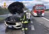 Scontro auto tir. Macchina a fuoco, arrivano i pompieri