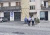 Escono dalla chiesa e poi si schiantano contro un muro: morta una donna, gravi il marito e la cognata