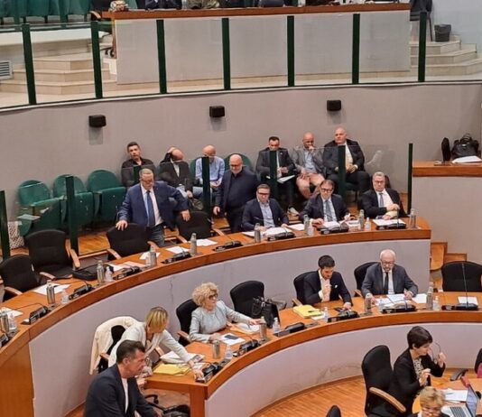Regione, nessun rimpasto o forse sì. La Lega conferma i suoi tre assessori, poi ci ripensa. Dure critiche dal Pd