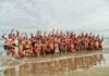 Un “tuffo” nel 2024: 74 coraggiosi inaugurano l’anno con un bel bagno. Spiccano costumi con i colori di Babbo Natale Un tuffo nel 2024: 74 coraggiosi inaugurano l'anno con un bel bagno. Spiccano costumi con i colori di Babbo Natale