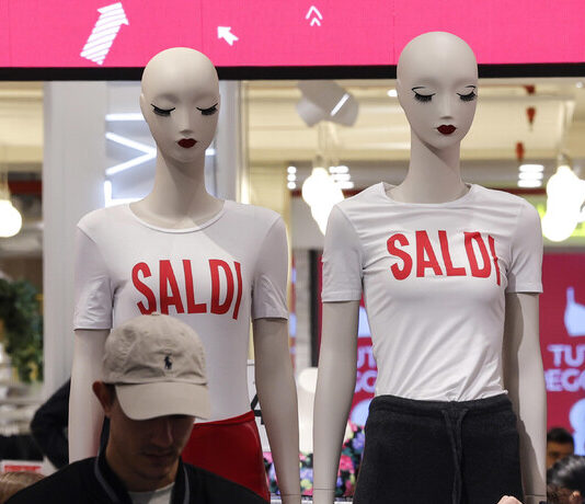 Via ai saldi, ma con quali soldi? Confcommercio: “Sei marchigiani su dieci ci proveranno”. Giro d’affari da 210 milioni Via ai saldi, ma con quali soldi? Confcommercio: "Sei marchigiani su dieci ci proveranno". Giro d'affari da 210 milioni