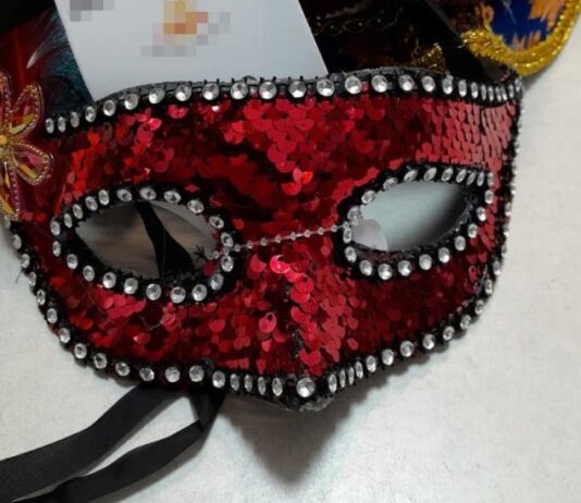 Fermo. Maschere, parrucche e costumi senza etichette e info utili, via ai sequestri: la “festa” di Carnevale la fa la Finanza