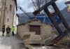 A Bolognola gru da cantiere cade sui tetti