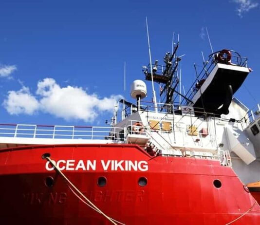 ‘Si alternavano al timone’, migranti inchiodano tre presunti scafisti