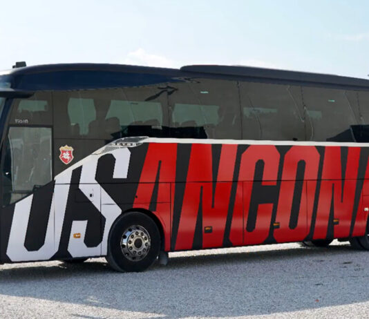L’Ancona perde il derby con la Recanatese, i tifosi assaltano il pullman della squadra
