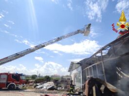 Incendio in un capannone, operaio in ospedale