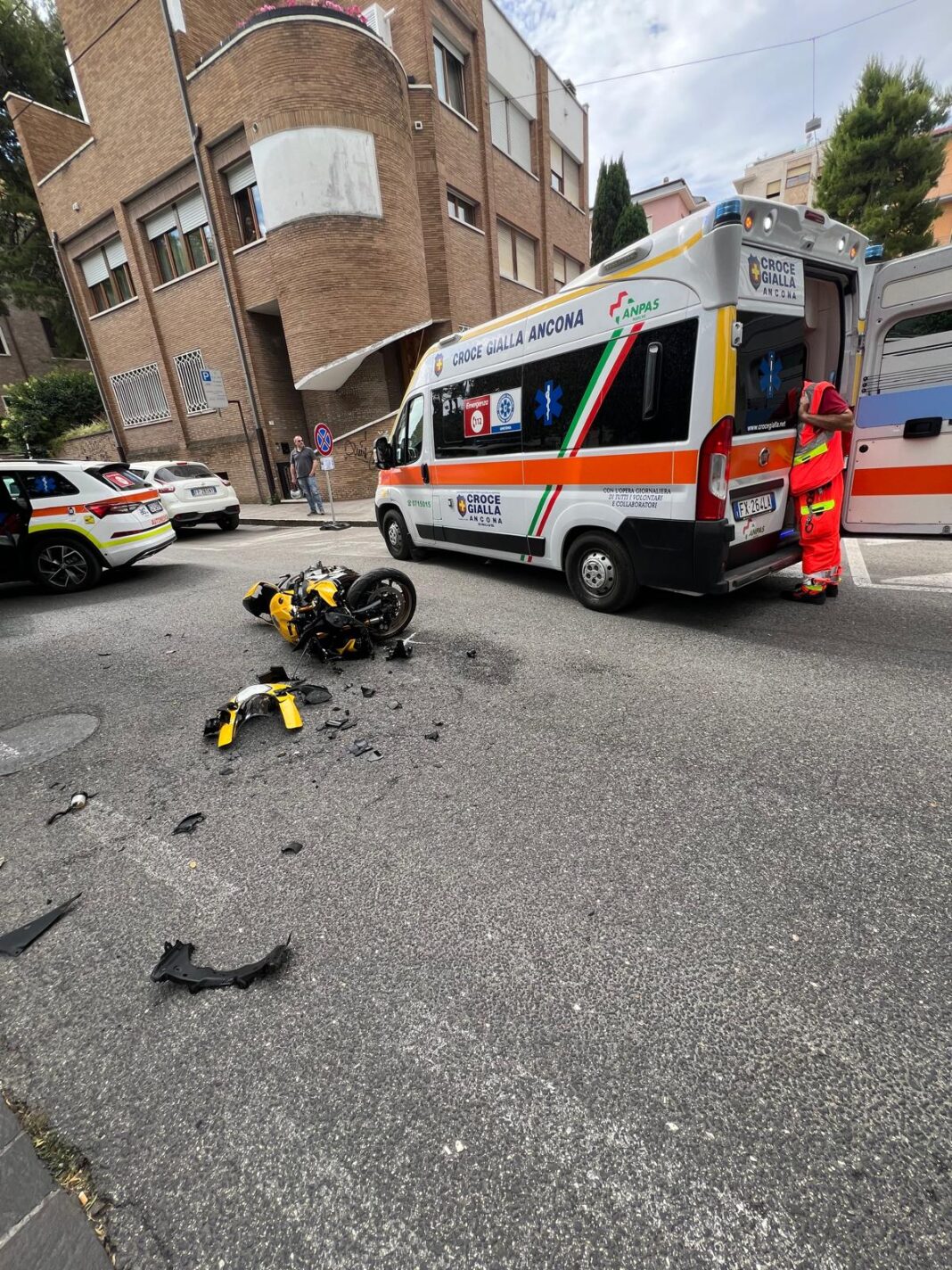 Ancona: terribile schianto al Viale, moto distrutta nell'impatto con un'auto. In aggiornamento