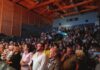 Teatro Torquis sold out per Paolorossi. Sul palco la squadra di “Noi per Filottrano”. Oggi pomeriggio l’inaugurazione della “Collina delle Mani” Teatro Torquis sold out per Paolorossi. Sul palco la squadra di "Noi per Filottrano". Oggi pomeriggio l'inaugurazione della "Collina delle Mani"