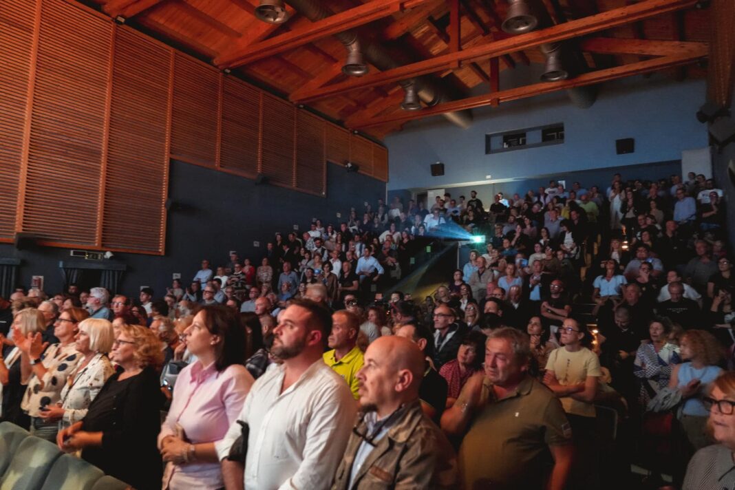 Teatro Torquis sold out per Paolorossi. Sul palco la squadra di "Noi per Filottrano". Oggi pomeriggio l'inaugurazione della "Collina delle Mani"