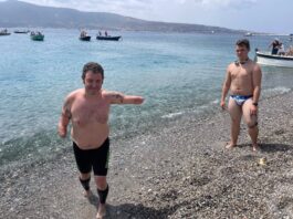 A nuoto senza braccia, attraversa lo stretto di Messina. L’impresa di Andrea Lanari