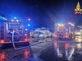 Incendio nella notte in un deposito di rifiuti, Arpam al lavoro per valutare eventuale tossicità
