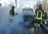Auto in fiamme al casello, arrivano i pompieri