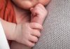 Bimbo nato con Gpa all’estero, riconosciuta adozione a coppia gay pesarese