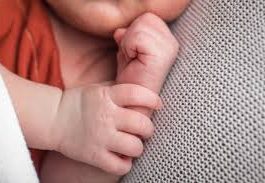 Bimbo nato con Gpa all’estero, riconosciuta adozione a coppia gay pesarese