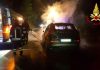 Schianto nella notte a Senigallia: fiamme, feriti e un incendio sulla scarpata