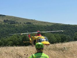 Cade dalla bici nel bosco, soccorso con l’eliambulanza