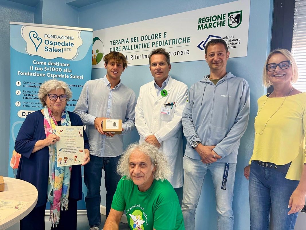 Fondazione Ospedale Salesi ETS: Francesco Vitali devolve il premio di laurea e dona una strumentazione per i bambini sottoposti alle cure palliative