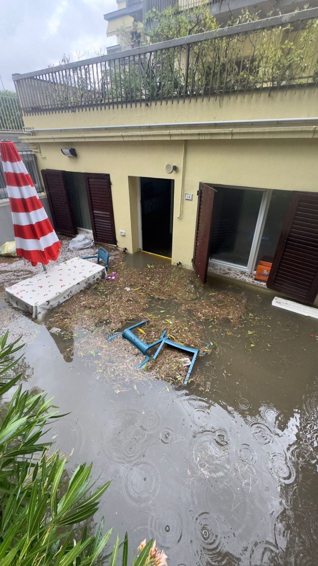 Maltempo nelle Marche: allagamenti e grandinata a Marcelli, ecco le immagini. Problemi all'ospedale di Osimo