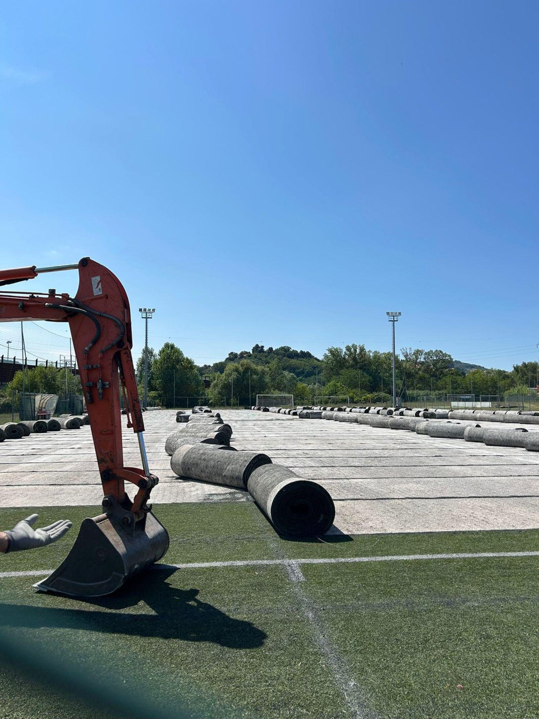 Il futuro della Giovane Ancona è adesso. Appena festeggiati i vent'anni di attività, la Società Dorica è pronta a una stagione che segnerà una ulteriore svolta. Nuovissimo impianto sportivo in fase di ultimazione grazie alla vittoria del Bando Periferie (quasi un milione di euro di investimento), lancio della prima formazione Juniores e sviluppo di nuove tecniche di allenamento con la figura del "metodologo". Con l'obiettivo principale di avvicinare sempre più giovani alla pratica sportiva, lontano dalla strada e dai videogiochi, e il sogno di coltivare talenti da lanciare nel grande calcio - vedi Pietro Candelari, ultima stella sbocciata dalla cantera, Nazionale Under 20. Nel mezzo, una striscia record di oltre dieci anni di qualificazioni consecutive alle fasi regionali con Allievi e Giovanissimi, impreziosita con due vittorie assolute (gli Allievi nel 2019 e i Giovanissimi nel 2023). Risultati importanti, per una scuola di calcio che non rappresenta un quartiere specifico, vista la sua posizione baricentrica tra Ancona e Osimo, ma accoglie tanti bambini e ragazzi da diverse zone dell'Anconetano, senza distinzione, perché il calcio è di tutti. Il bello viene adesso: "Abbiamo intenzione di continuare a crescere e migliorare insieme ai nostri ragazzi - spiega il Coordinatore Tecnico Sandro Santini, affiancato dai Mister Impiglia e Lucarini - per questo stiamo completando il percorso del nostro settore Giovanile con la nostra prima Juniores. Sarà allenata da Mr. Davide Finocchi, che conosciamo bene e gode della nostra stima. Inoltre stiamo ultimando gli accordi per una collaborazione con una prima squadra". Mister Santini conferma che i lavori del nuovo impianto allo Stadio Caldaroni dell'Aspio, la casa della Giovane Ancona, sono già partiti: "I nostri ragazzi disporranno, già da settembre a partire da questa stagione sportiva, di un campo da gioco sintetico di nuova generazione di dimensioni superiori alle precedenti, con rifacimento delle strutture di accoglienza e una grande attenzione all'ambiente. Nuovi spogliatoi, ampi parcheggi, impianto di rigenerazione solare. Insomma i ragazzi verranno al campo in un ambiente ecologico e moderno". La stagione è di fatto ai nastri di partenza: "Organizzeremo degli "Open day" per raccontare la nostra filosofia di campo e di educazione sportiva per le categorie esordienti e pulcini il 22 luglio, per i giovanissimi il 24 e per gli allievi il 28 presso il campo federale Paolinelli (visti i lavori al Campo dell'Aspio, ndr). Per arricchire e coordinare la proposta tecnica, abbiamo introdotto la figura del metodologo, affidata a Lorenzo Tuzza, al fine di assicurare il percorso di crescita migliore possibile per i ragazzi. La Giovane Ancona, seguendo le indicazioni di Lorenzo, si affida ad un metodo e ad una struttura, che ne consenta la messa in pratica, con l'obiettivo di coordinare e collegare le varie categorie. Il metodo seguito è quello “integrato spagnolo” proposto con sedute svolte a stazioni, in piccoli gruppi (10 allievi), ognuno dei quali è seguito da un istruttore. Inoltre in ogni seduta si inseriscono e si sviluppano lavori incentrati sui duelli (gli 1vs1) che caratterizzano sempre di più il gioco moderno. L’ obiettivo - conclude Mister Santini - è crescere nel tempo rendendo i ragazzi autonomi nel gioco e sempre più performanti rispettando i tempi e i bisogni dei bambini e ragazzi. Colgo l'occasione - conclude Santini - per fare un grande in bocca al lupo al nostro Andrea Giordani, cresciuto tra le fila della Giovane Ancona, che dopo un importante percorso al Perugia farà parte della prima squadra dell'Ancona per il prossimo campionato di Serie D. E' un onore vedere un nostro giovane indossare la maglia della prima squadra della nostra città". Segreteria Giovane Ancona Calcio tel: 071804349 www.giovaneancona.it - segreteria@giovaneancona.it - giovaneancona@pec.it Il futuro della Giovane Ancona è adesso. Appena festeggiati i vent'anni di attività, la Società Dorica è pronta a una stagione che segnerà una ulteriore svolta. Nuovissimo impianto sportivo in fase di ultimazione grazie alla vittoria del Bando Periferie (quasi un milione di euro di investimento), lancio della prima formazione Juniores e sviluppo di nuove tecniche di allenamento con la figura del "metodologo". Con l'obiettivo principale di avvicinare sempre più giovani alla pratica sportiva, lontano dalla strada e dai videogiochi, e il sogno di coltivare talenti da lanciare nel grande calcio - vedi Pietro Candelari, ultima stella sbocciata dalla cantera, Nazionale Under 20. Nel mezzo, una striscia record di oltre dieci anni di qualificazioni consecutive alle fasi regionali con Allievi e Giovanissimi, impreziosita con due vittorie assolute (gli Allievi nel 2019 e i Giovanissimi nel 2023). Risultati importanti, per una scuola di calcio che non rappresenta un quartiere specifico, vista la sua posizione baricentrica tra Ancona e Osimo, ma accoglie tanti bambini e ragazzi da diverse zone dell'Anconetano, senza distinzione, perché il calcio è di tutti. Il bello viene adesso: "Abbiamo intenzione di continuare a crescere e migliorare insieme ai nostri ragazzi - spiega il Coordinatore Tecnico Sandro Santini, affiancato dai Mister Impiglia e Lucarini - per questo stiamo completando il percorso del nostro settore Giovanile con la nostra prima Juniores. Sarà allenata da Mr. Davide Finocchi, che conosciamo bene e gode della nostra stima. Inoltre stiamo ultimando gli accordi per una collaborazione con una prima squadra". Mister Santini conferma che i lavori del nuovo impianto allo Stadio Caldaroni dell'Aspio, la casa della Giovane Ancona, sono già partiti: "I nostri ragazzi disporranno, già da settembre a partire da questa stagione sportiva, di un campo da gioco sintetico di nuova generazione di dimensioni superiori alle precedenti, con rifacimento delle strutture di accoglienza e una grande attenzione all'ambiente. Nuovi spogliatoi, ampi parcheggi, impianto di rigenerazione solare. Insomma i ragazzi verranno al campo in un ambiente ecologico e moderno". La stagione è di fatto ai nastri di partenza: "Organizzeremo degli "Open day" per raccontare la nostra filosofia di campo e di educazione sportiva per le categorie esordienti e pulcini il 22 luglio, per i giovanissimi il 24 e per gli allievi il 28 presso il campo federale Paolinelli (visti i lavori al Campo dell'Aspio, ndr). Per arricchire e coordinare la proposta tecnica, abbiamo introdotto la figura del metodologo, affidata a Lorenzo Tuzza, al fine di assicurare il percorso di crescita migliore possibile per i ragazzi. La Giovane Ancona, seguendo le indicazioni di Lorenzo, si affida ad un metodo e ad una struttura, che ne consenta la messa in pratica, con l'obiettivo di coordinare e collegare le varie categorie. Il metodo seguito è quello “integrato spagnolo” proposto con sedute svolte a stazioni, in piccoli gruppi (10 allievi), ognuno dei quali è seguito da un istruttore. Inoltre in ogni seduta si inseriscono e si sviluppano lavori incentrati sui duelli (gli 1vs1) che caratterizzano sempre di più il gioco moderno. L’ obiettivo - conclude Mister Santini - è crescere nel tempo rendendo i ragazzi autonomi nel gioco e sempre più performanti rispettando i tempi e i bisogni dei bambini e ragazzi. Colgo l'occasione - conclude Santini - per fare un grande in bocca al lupo al nostro Andrea Giordani, cresciuto tra le fila della Giovane Ancona, che dopo un importante percorso al Perugia farà parte della prima squadra dell'Ancona per il prossimo campionato di Serie D. E' un onore vedere un nostro giovane indossare la maglia della prima squadra della nostra città". Segreteria Giovane Ancona Calcio tel: 071804349 www.giovaneancona.it - segreteria@giovaneancona.it - giovaneancona@pec.it