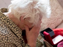 Anziana di 91 anni truffata dal negoziante di fiducia: pagava con assegni in bianco, spesa “gonfiata” a 17500 euro