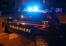 Ancona, violenza a bordo del bus. Autista chiede rispetto delle regole, il gruppo lo accerchia: l’aggressore materiale arrestato dai carabinieri, tutti gli altri identificati