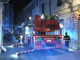 Vento forte, disagi e interventi nelle Marche. Ad Ascoli una ragazza ferita da una lamiera