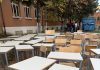 Post sisma a San Severino, i ragazzi del triennio spostano i banchi per il trasloco nella nuova scuola e salutano la sede provvisoria