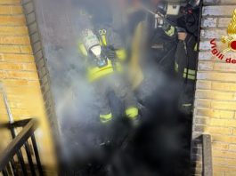 Incendio in abitazione a Lido di Fermo, i vigili del fuoco portano in salvo una donna