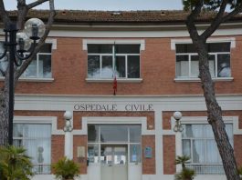Senigallia. Paziente oncologico costretto a sdraiarsi a terra in attesa di una barella in Pronto Soccorso. L’Ast: “Disposte verifiche”