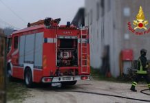Innesco e fumo in un capannone ad Ancona, al lavoro i Vigili del Fuoco