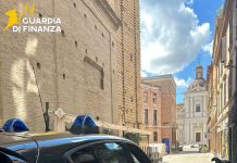 Macerata. Sofia ha fretta di venire al mondo, Due ufficiali della Finanza scortano la mamma in travaglio fino al Salesi