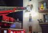 Fiamme e fumo in un palazzo, sei famiglie evacuate