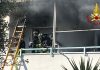 Fiamme e paura a Falconara per un incendio in una palazzina. Tutti salvi ma appartamento inagibile