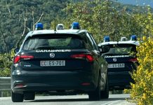 Rubano profumi e cosmetici e spruzzano spray al peperoncino nella fuga: due donne denunciate