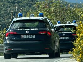 Rubano profumi e cosmetici e spruzzano spray al peperoncino nella fuga: due donne denunciate