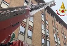 Pesaro. Cornicione pericolante in via San Francesco, scatta la rimozione delle parti ammalorate